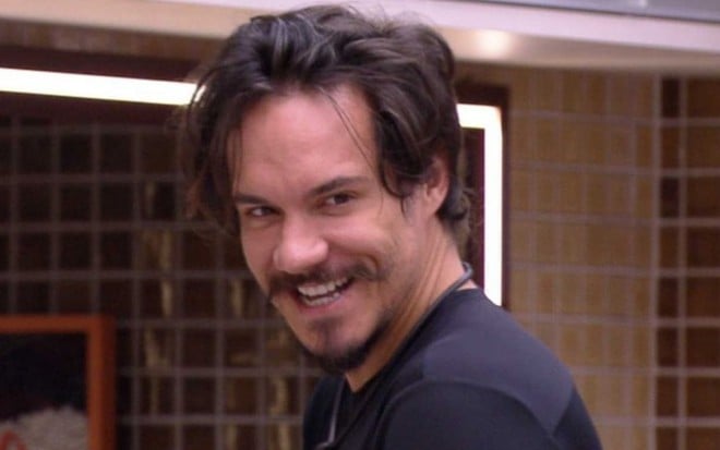 Imagem de Eliezer Netto sorridente no BBB 22