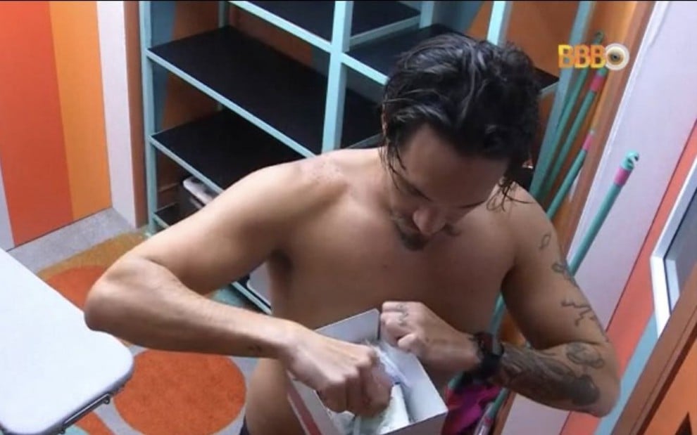 Imagem de Eliezer Netto pegando camisinha na despensa do BBB 22