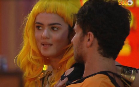 Eslovênia usa peruca amarela e está ao lado de Lucas Bissoli em uma festa do BBB 22