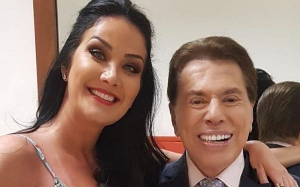 Imagem de Helen Ganzarolli e Silvio Santos sorridentes em publicação do Instagram