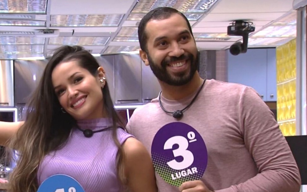 Sorridentes, Juliette Freire e Gilberto Nogueira posam na sala do BBB21, da Globo
