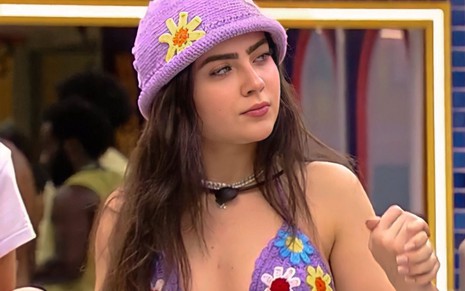 Imagem de Jade Picon de biquíni e chapéu de crochê lilás no BBB 22
