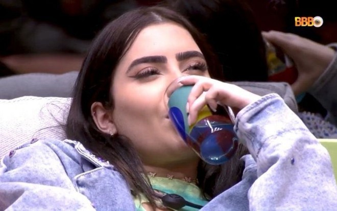 Imagem de Jade Picon bebendo água no BBB 22