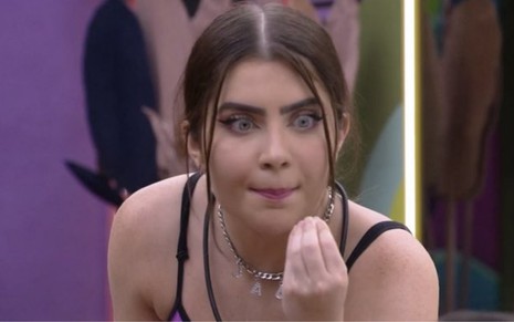 Jade olha com raiva enquanto gesticula durante uma briga no BBB 22, da Globo