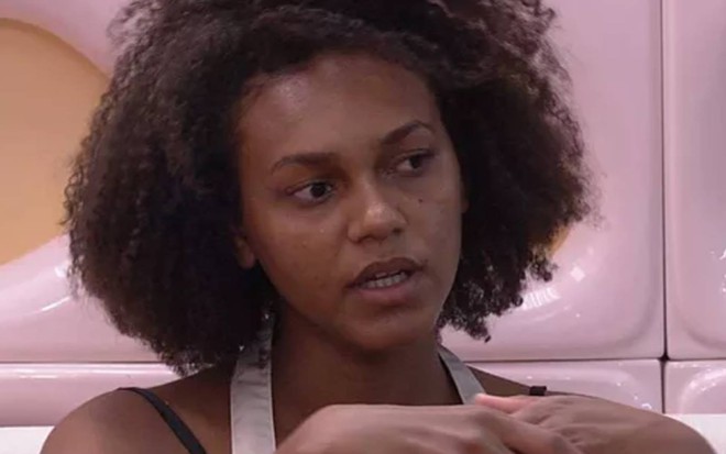 Jessilane veste regata branca e está com o cabelo solto