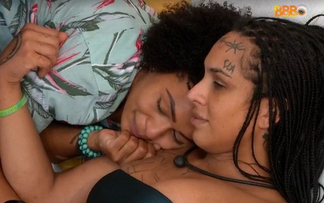 Imagem de Natália Deodato abraçando Linn da Quebrada no BBB 22