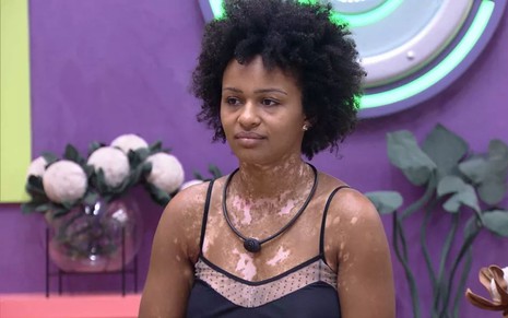 A participante Natália Deodato no BBB 22, com expressão séria e blusa preta