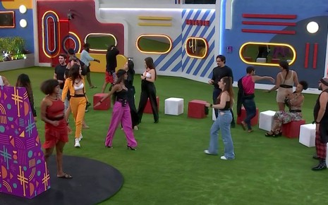 Participantes do BBB estão reunidos no jardim do BBB 22