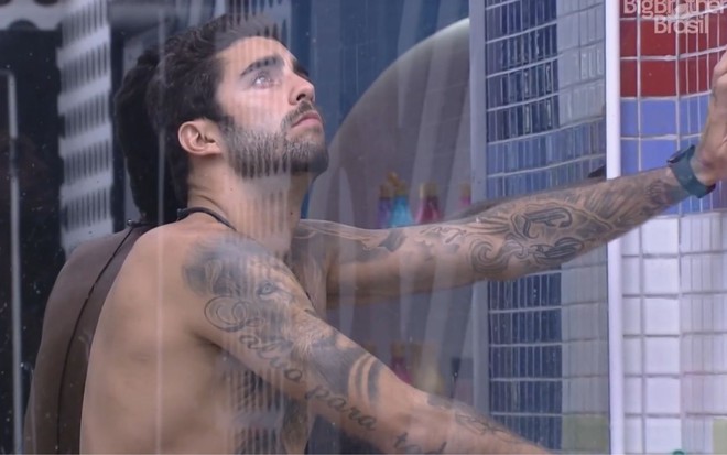 Imagem de Pedro Scooby no box do chuveiro do BBB 22