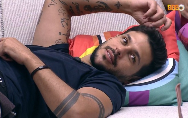 Imagem de Rodrigo Mussi deitado no sofá do BBB22
