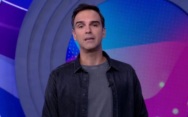 Imagem de Tadeu Schmidt à frente do BBB 22