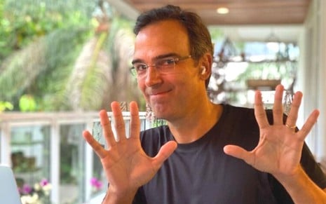 Tadeu Schmidt abre as duas mãos e indica que faltam dez dias para a estreia do BBB22 na Globo