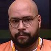 Tiago Abravanel usa colete laranja e distribui pulseiras no BBB 22, da Globo