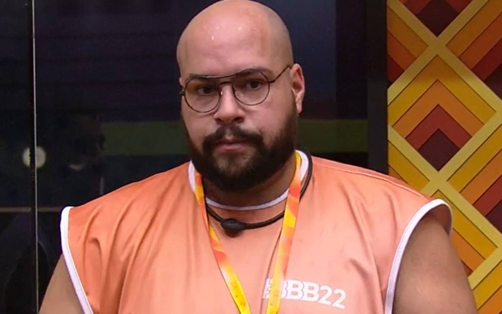 Tiago Abravanel usa colete laranja e distribui pulseiras no BBB 22, da Globo