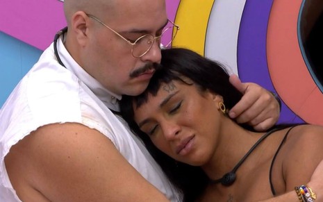 Tiago abraça Linn; a sister chora
