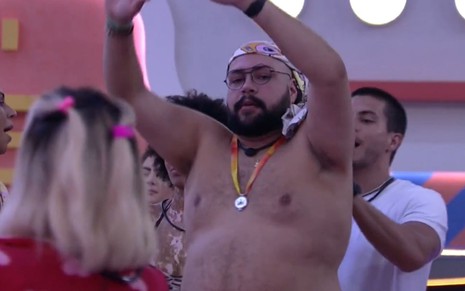 Imagem de Tiago Abravanel sem camisa durante festa no BBB 22