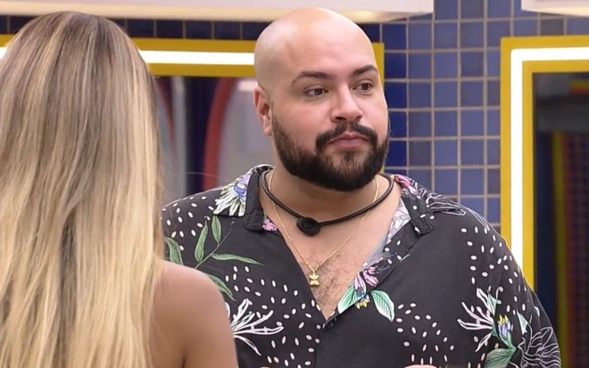 Imagem de Tiago Abravanel na cozinha do BBB22