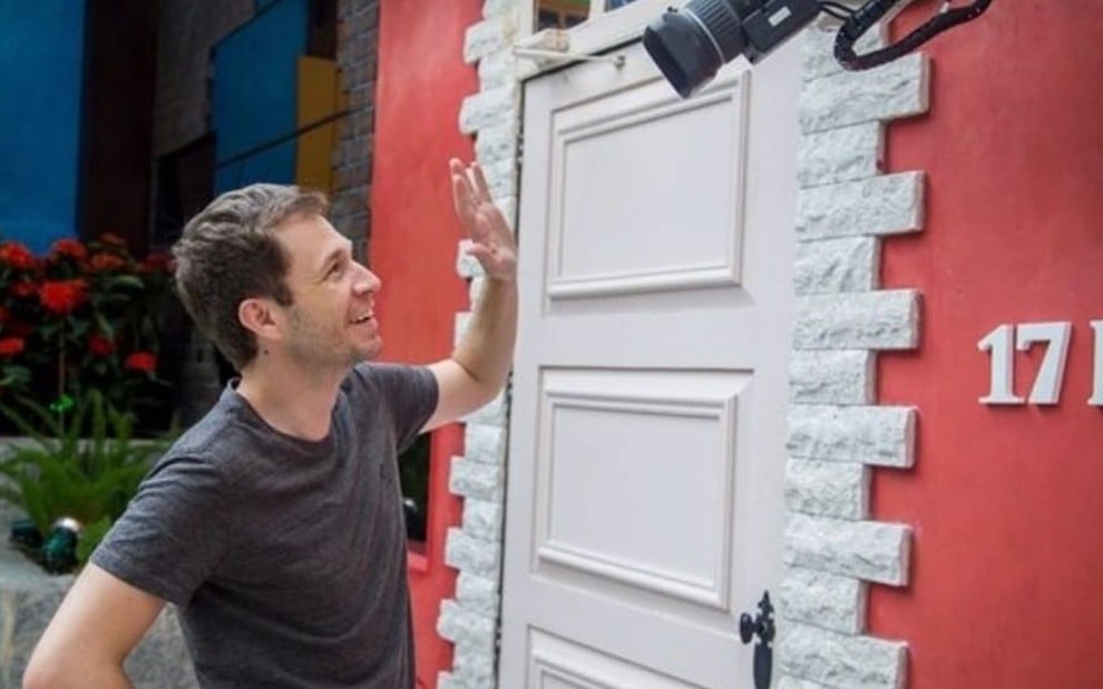 Imagem de Tiago Leifert conversando com uma câmera dentro da casa do BBB
