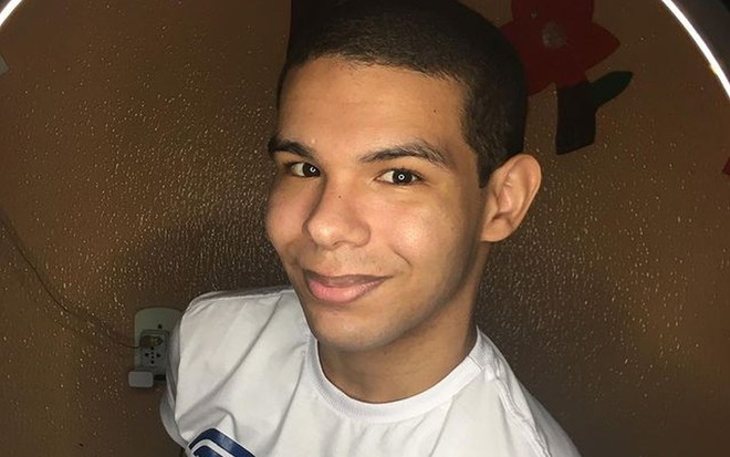 Vinicius Fernandes sorri para foto de seu Instagram