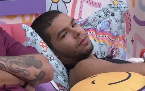 Vinicius está deitado em um travesseiro colorido