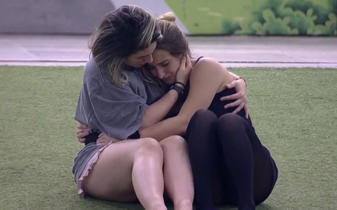 Amanda Meirelles abraça Bruna Griphao na área externa do BBB 23