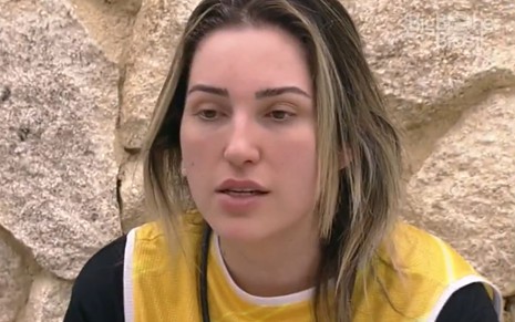 Amanda Meirelles com expressão triste no BBB 23; ela está com cabelo meio preso e colete amarelo