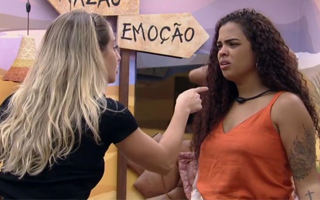 Imagem de Bruna Griphao (à esq., de costas) apontando o dedo para Paula Freitas no BBB 23