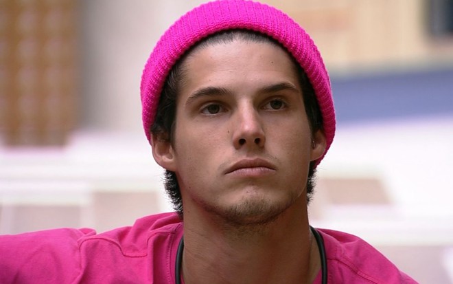 Imagem de Gabriel Tavares de camiseta e touca rosas no BBB 23
