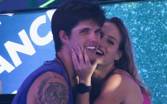Gabriel Tavares, à esquerda, abraçado com Bruna Griphao, à direita