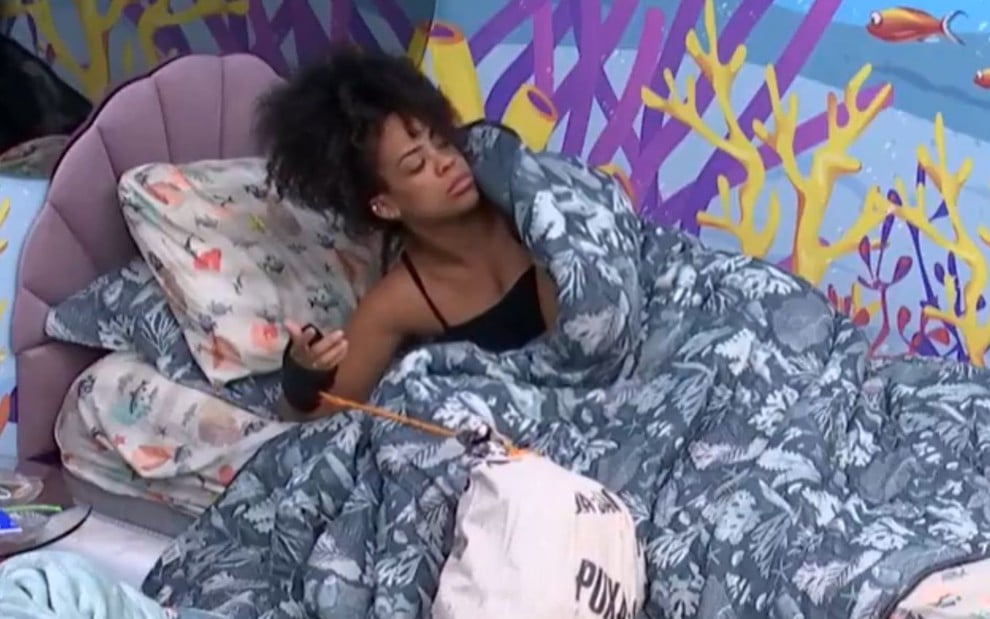 Marvvila no quarto fundo do mar no BBB 23; ela está embaixo do edredom