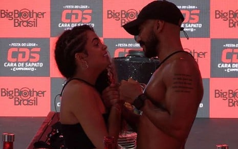 Imagem de Paula Freitas (à esq.) e Ricardo Camargo durante festa do BBB 23