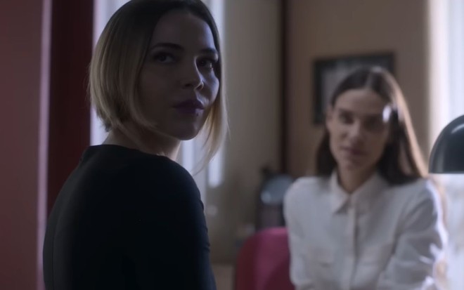 Imagem de Tainá Müller (à esq.) e Isabelle Nassar (em 2º plano) em cena da 2ª temporada de Bom Dia, Verônica