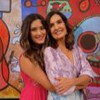 Fátima Bernardes de rosto colado com a filha Beatriz Bonemer; ambas vestem roupas coloridas