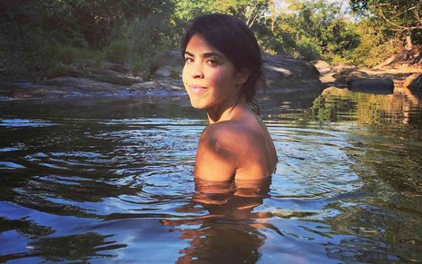 Bela Gil em foto publicada no Instagram, dentro de rio na Amazônia