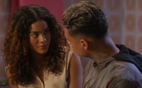 Jenifer (Bella Campos) encara Hugo (MC Cabelinho), que está de costas na imagem em cena de Vai na Fé