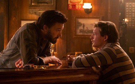 Ben Affleck e Tye Sheridan em cena de The Tender Bar