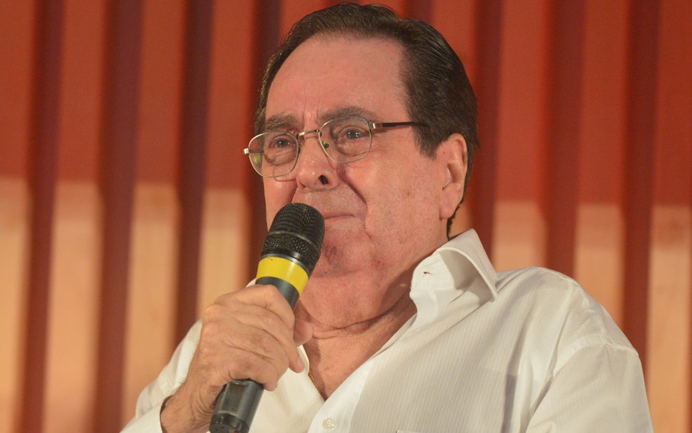 Benedito Ruy Barbosa em evento de lançamento de Velho Chico (2016), com expressão séria, microfone em frente à boca