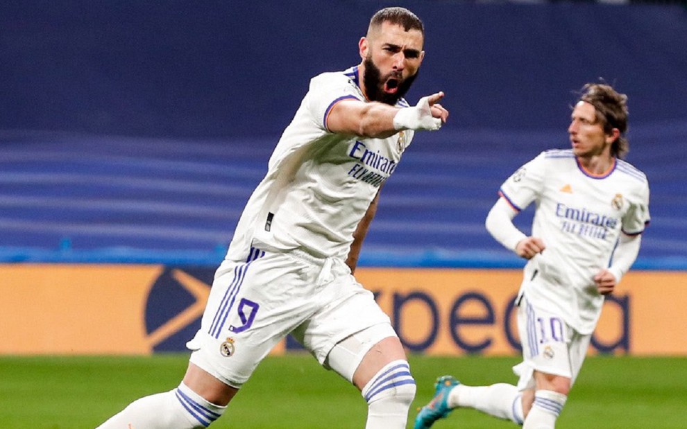 Benzema aponta para a torcida após fazer o primeiro gol da partida contra o PSG na Champions League