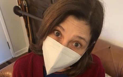 Beth Goulart com máscara de proteção contra a Covid-19