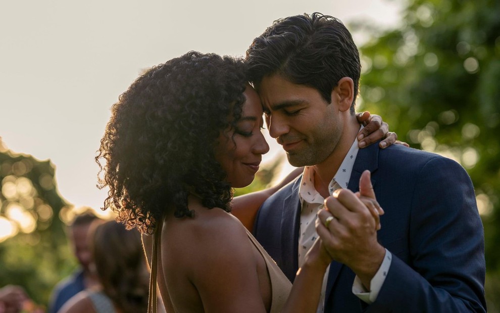 Betty Gabriel e Adrian Grenier dançando em cena de Clickbait