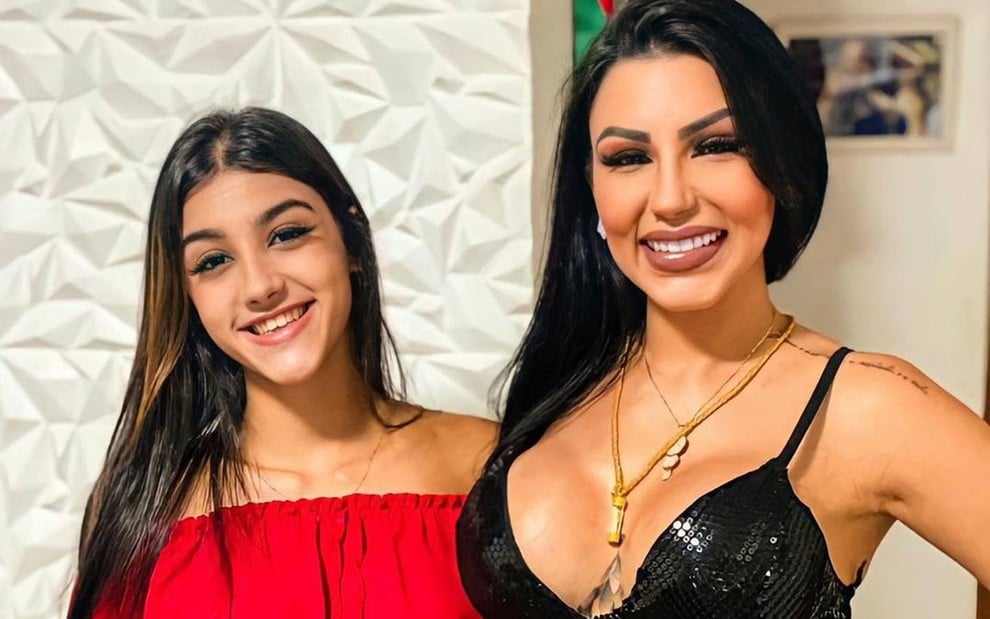 Foto de Bia abraçada com Jenny Miranda