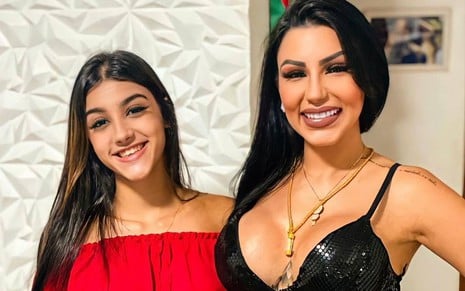 Foto de Bia abraçada com Jenny Miranda