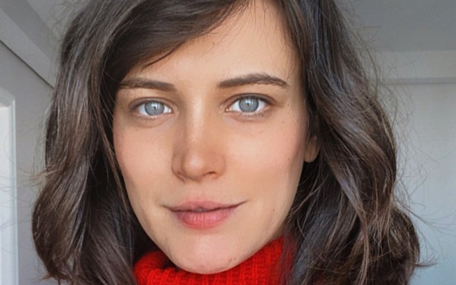 Bianca Bin, com olhar discreto, em selfie publicada no Instagram