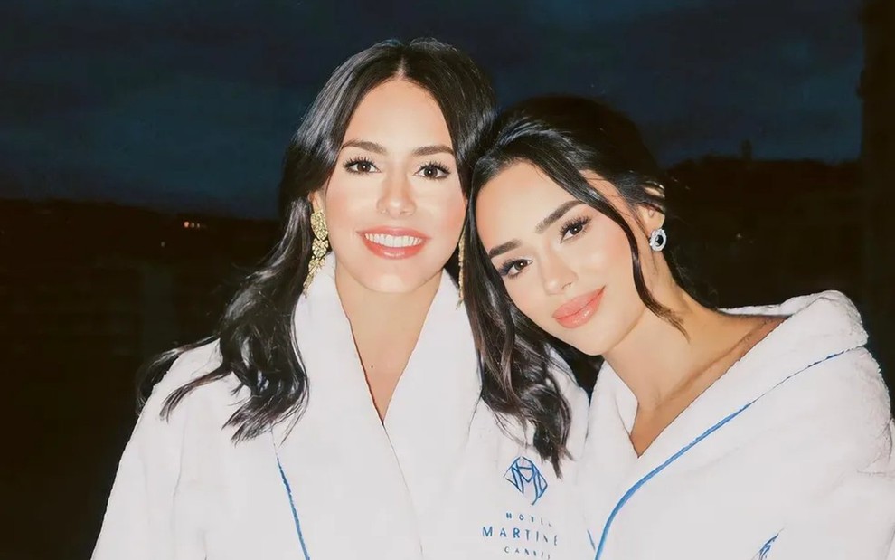 As irmãs Bianca e Bruna Biancardi posam juntas para foto do Instagram, com roupões brancos