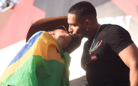 Maraisa e Bil Araújo se beijam no palco do Caldas Country Festival, em Goiás