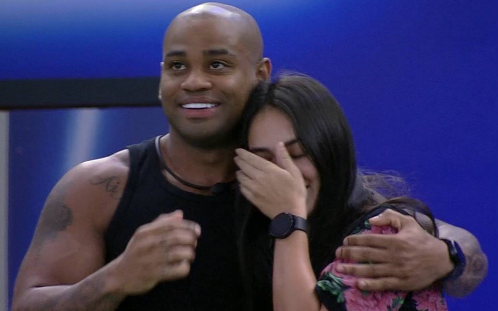 Larissa Santos e Cezar Black comemoram vitória na Prova do Anjo do BBB 23