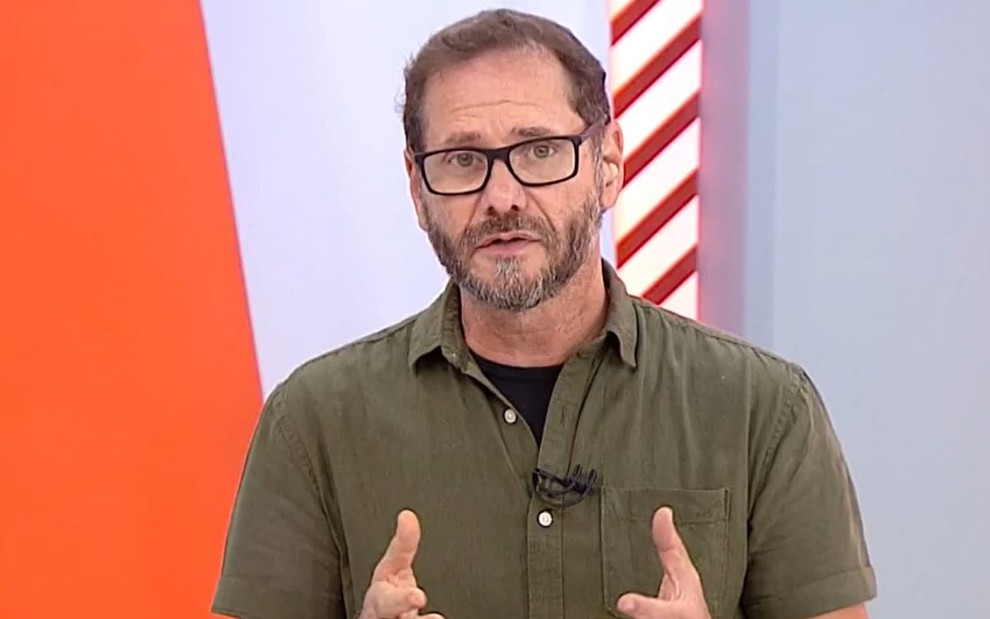 Bob Faria usa óculos enquanto presenta o Globo Esporte Minas