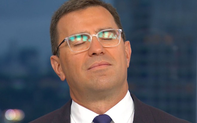 Rodrigo Bocardi de olhos fechados no Bom Dia São Paulo