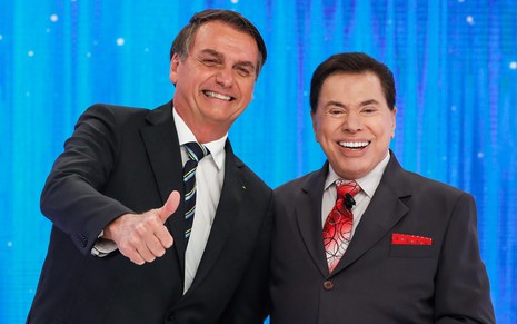 Jair Bolsonaro abraça Silvio Santos no palco de seu programa