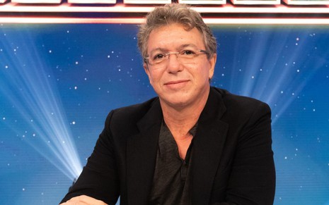 O diretor J.B. Oliveira, o Boninho, na bancada do Show dos Famosos, da Globo